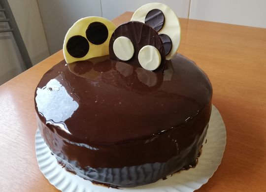 Tarta de chocolate y naranja con glaseado espejo