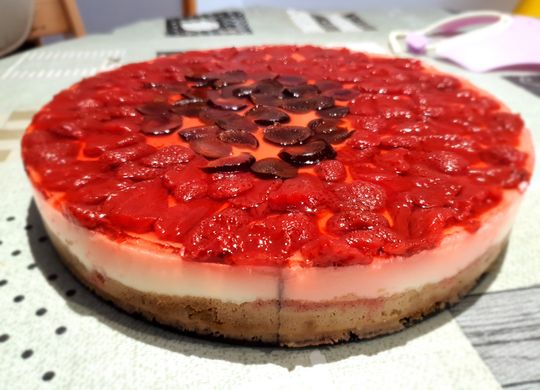 Tarta de queso con cubierta de gelatina y fresas