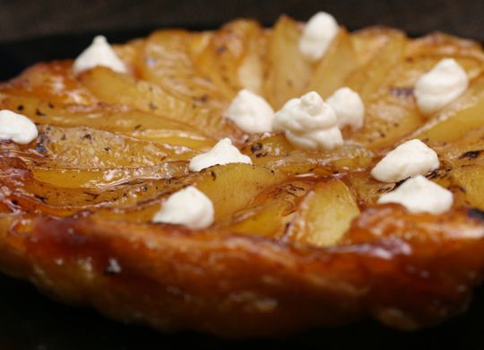 Tatin de pera con mousse de queso manchego