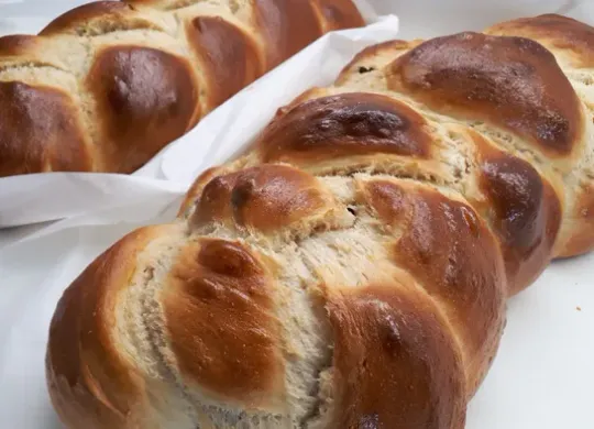 Trenza de pan dulce con pasas