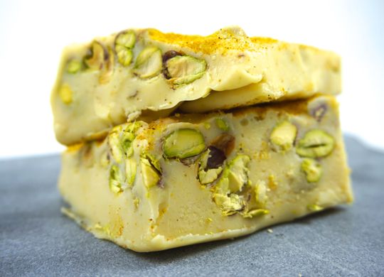 Turrón de chocolate blanco, pistacho y curry