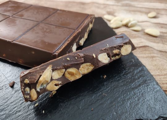 Turrón de chocolate con almendra