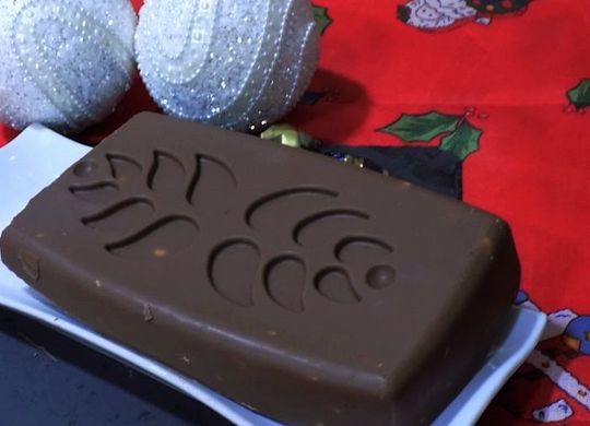 Turrón de chocolate con almendras