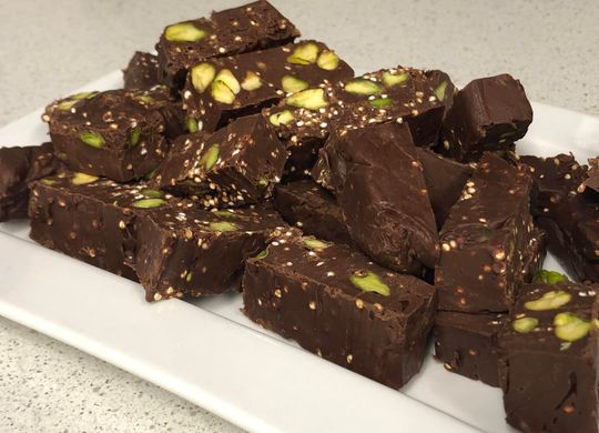 Turrón de chocolate con pistachos y quinoa tostada