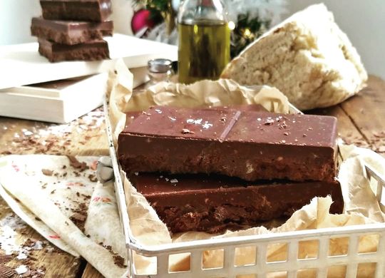 Turrón de chocolate, pan y aceite