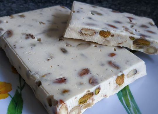 Turrón de queso camembert y frutos secos