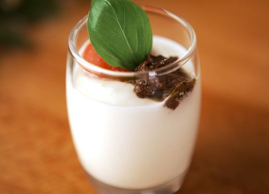 Vasitos de crema de queso manchego con tapenade y tomates cherry
