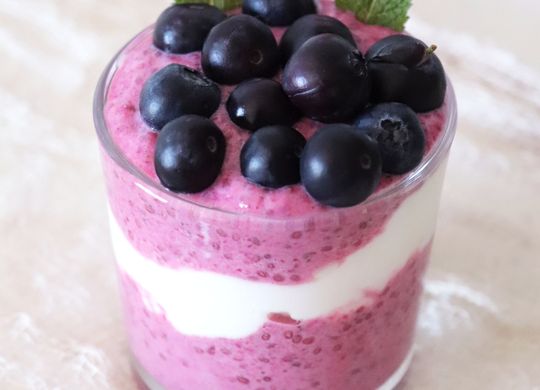 Vasitos de fresas con chía y yogur