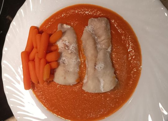 Ventresca de merluza y zanahorias baby al vapor con salsa de tomate