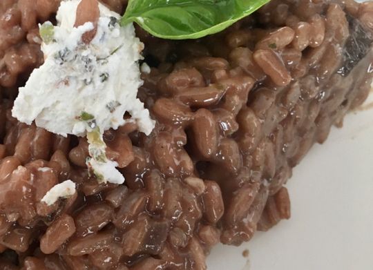 Risotto con vino tinto, queso de cabra y albahaca