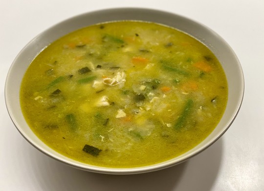 Sopa de pollo con guisantes