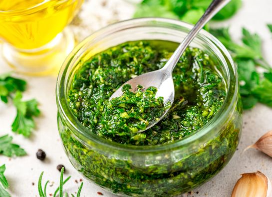 Ajo y perejil picado en aceite