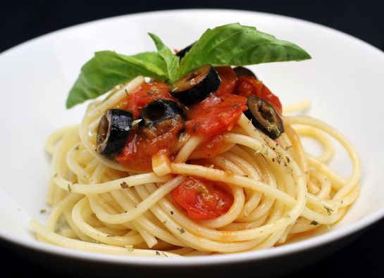 GNOCCIS DE PASTA DE ACEITUNAS NEGRAS CON SALSA DE TOMATE Y