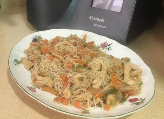 Fideos chinos de arroz con verduras y gambas | Robot de cocina Mycook