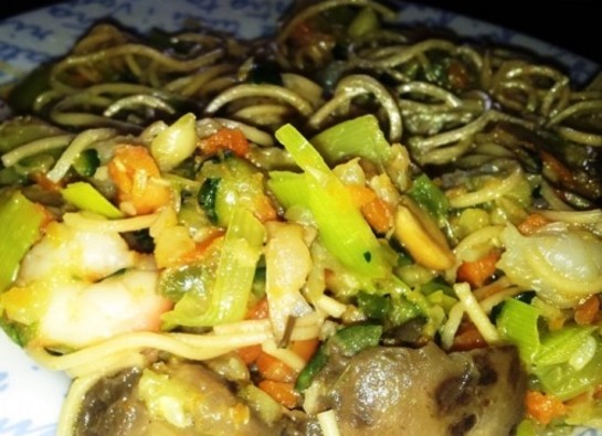 Wok de fideos chinos con gambas y verduras